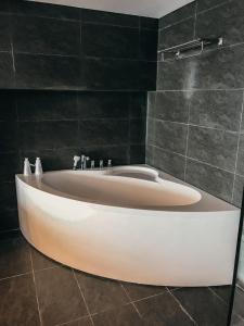 PENTSTUDIO_5Stars_Westlake_Luxury