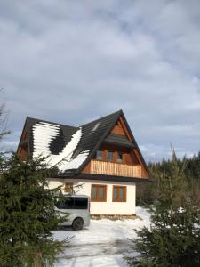 Zaśnieżony Domek przy Dolinie Chochołowskiej