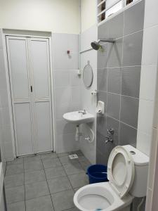 UG Homestay BP - Netflix & 4 Air-Con Rooms