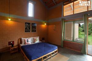 StayVista at Sunnyside Homestay with Bonfire & Lawn