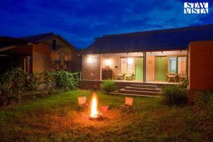 StayVista at Sunnyside Homestay with Bonfire & Lawn