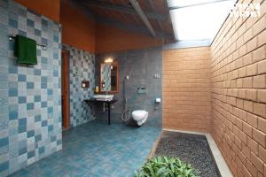 StayVista at Sunnyside Homestay with Bonfire & Lawn