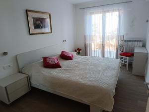 Villa Riviera blue with seaview, pool, whirlpool, parking and boat excursions