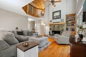 Cozy Bear Getaway - Holcomb