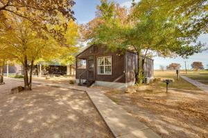 Grill and Dock Access Waterfront Kerens Cabin