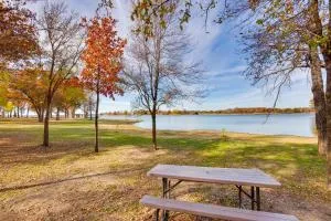 On-Site Fishing Pier Pet-Friendly Kerens Cabin! - Trinidad