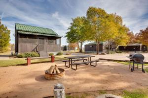 Community Pier Cozy Kerens Cabin!