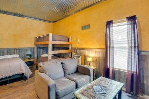 Reservoir Access Pet-Friendly Kerens Cabin!