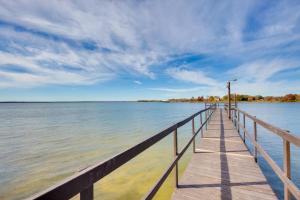 Reservoir & Dock Access: Pet-Friendly Kerens Cabin