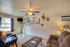 Reservoir & Dock Access: Pet-Friendly Kerens Cabin