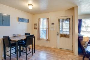 Reservoir & Dock Access: Pet-Friendly Kerens Cabin