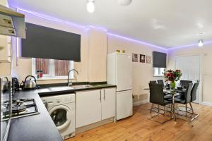 Lt Properties Unique Bungalow style Spacious one bedroom Apartment in Luton Town centre super size round bed Netflix