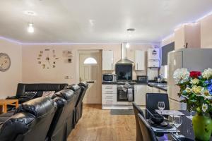 Lt Properties Unique Bungalow style Spacious one bedroom Apartment in Luton Town centre super size round bed Netflix