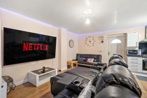 Lt Properties Unique Bungalow style Spacious one bedroom Apartment in Luton Town centre super size round bed Netflix