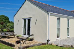 Romantic rural cottage, log burner, Smart TV early check in ,large gardens