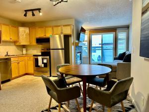 W400 Mountain Surround Top Floor Canmore Vacation
