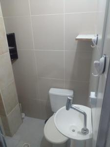 Kitnet tipo studio cozinha e banheiro privativos Bombinhas