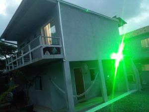 Kitnet tipo studio cozinha e banheiro privativos Bombinhas