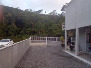 Kitnet tipo studio cozinha e banheiro privativos Bombinhas