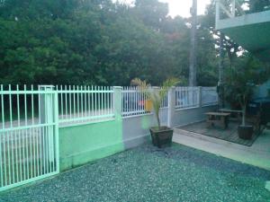 Kitnet tipo studio cozinha e banheiro privativos Bombinhas