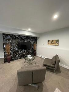 2 Bedroom Suite with Full Kitchen ( Sweet Home Rental)