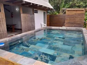 Mara'ai le spot Tubuai, Chambre Triple Deluxe Mahu SDB Privée avec piscine - Huahine