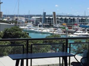 Luxury Waterfront Nest Above Viaduct Harbour