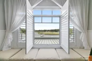 New Haven - Grand Canal View Suite - Banksia Beach