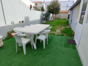 Maisons de vacances Maison Familiale de Charme a 300m de la Plage - Saint Jean de Monts, 6 Pers, Wifi Gratuit - FR-1-323-408 : photos des chambres