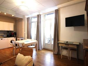 Appartements Confortable T3 avec Wi-Fi a 200m des thermes - 5 couchages max - FR-1-608-260 : photos des chambres