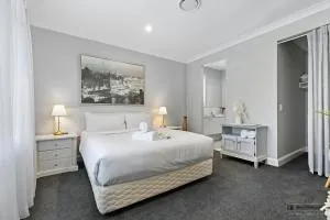 New Haven - Eiffel Tower Suite - Banksia Beach