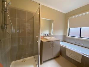4 Beds-Whole House-Colonus Street-Kurunjang-Less than 30 minutes from Melbourne international airport