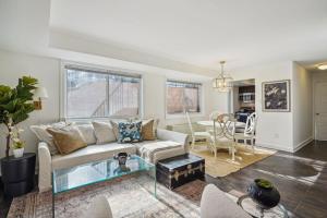 Executive 1BR King Suite - Free Parking - 5 min to DCA - 102