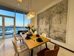 Manzil - 3BR in Palm Jumeirah with Private Beach Access & Sea View