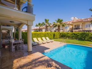 Sunset Beach Club Aqualettings Pearl 7