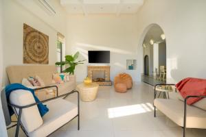 New and spacious villa with 3 private bedrooms and swimming pool, 5 minutes to Han river, free parking