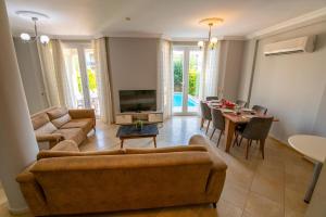 Sunset Beach Club Aqualettings Oyster 5