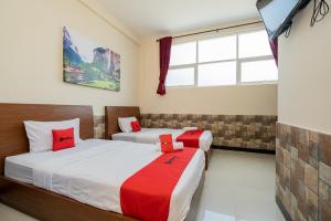 RedDoorz Syariah near Batu Night Spectacular