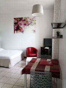 Appartements Appartement Grand Hotel - 2 etoiles - Studio meuble tout equipe : photos des chambres