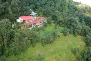 StayVista at The Verandah with Fireplace & Indoor, Outdoor Games - 比姆塔尔