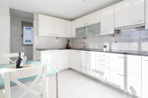 Host Wise - Gorgeous Spacious Flat - Ace Location