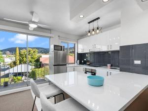 Sandy Bay apartment with Hobart river view, near UTAS - stroll to cafes and shops