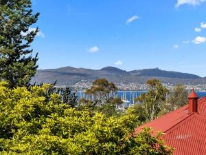 Sandy Bay apartment with Hobart river view, near UTAS - stroll to cafes and shops