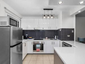 Sandy Bay apartment with Hobart river view, near UTAS - stroll to cafes and shops