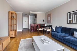 UWS 1br w doorman gym nr central park NYC-1323