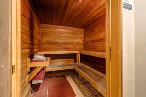 Powderhorn Lodge 210: Blazing Star Suite