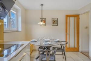 Executive 4 Bedroom Town House in Canada Water FREE WIFI & PARKING by City Stay Aparts London