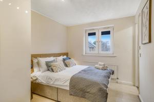 Executive 4 Bedroom Town House in Canada Water FREE WIFI & PARKING by City Stay Aparts London