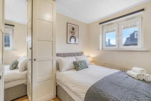 Executive 4 Bedroom Town House in Canada Water FREE WIFI & PARKING by City Stay Aparts London