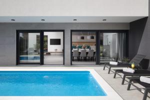 Villa Tiki in Medulin for 16 person with heated pool & sauna only 1 km from the beach